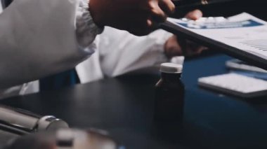 Kapat. Beyaz önlüklü ve tıbbi maskeli bir doktor..