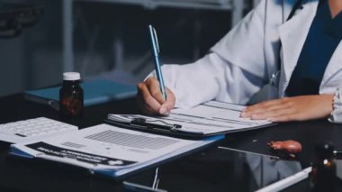 Ofiste genç doktor