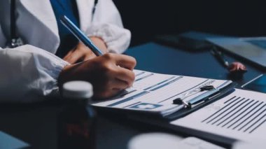 Doktor el yazısını kağıda yaz.