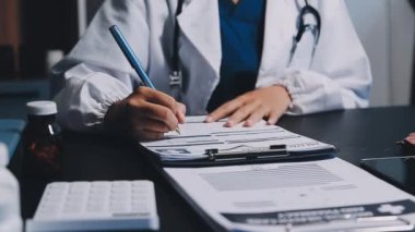 genç bir doktor ofisinde çalışan