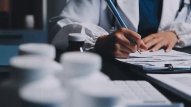 Modern klinikte reçete yazan doktor, yakın çekim görüntüsü, tıbbi geçmiş