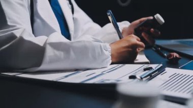 Hastane ofisinde çalışan erkek doktoru kapatın.
