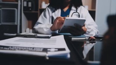 Genç bayan doktor tableti elinde tutuyor..