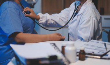 Kadın Doktor muayene hasta