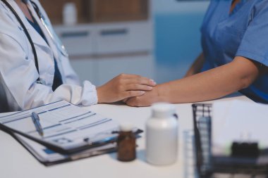 Her şey yoluna girecek. Kadın doktor ellerine yakından bak. Hasta kadınların avuçlarını okşa. Genç bayan pratisyen hekim. Rahatlatıcı doktor. Hasta insan umut desteği veriyor.