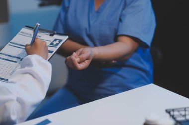 Büyüleyici kadın doktor Bayan hasta için tavsiyede.