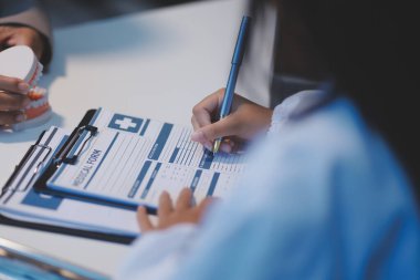 Diş sağlığı kliniğinde planlı diş tedavisi hakkında dişçi ve hasta tartışması, doktorlar konuşur ve çalışır. Sağlık Bakanlığı Tıp Konferansı Konsepti