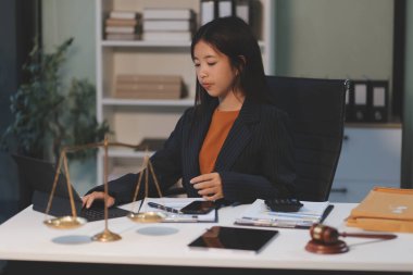 Yargıç Gavin ve Adalet Avukatları hukuk firmasının arka planında takım toplantısı yapıyorlar. Hukuk ve Hukuk Hizmetleri kavramları.