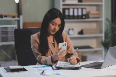 Ofiste çalışan iş kadını.