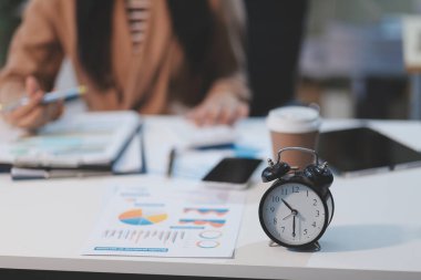 İş kadın muhasebeci çalışma denetim ve finans belge denetimi kağıda notlar yapım işi hesaplanmasında gider yıllık mali rapor bilanço mali,.