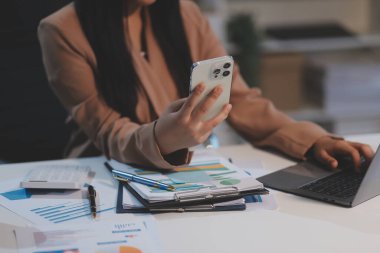 El işi kadın reklam için beyaz arka planlı akıllı telefon kullanıyor, akıllı telefon ekranı boş model, kırpma yolu.