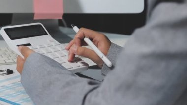 İş adamı hesap makinesini kullanarak mali planı hesaplıyor
