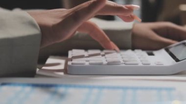 hesap makinesi kullanma office iş adamı.