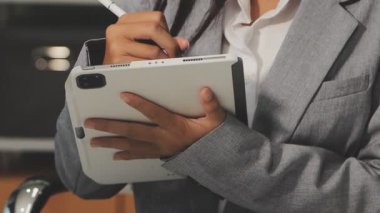 Dijital tablet kullanan işadamı
