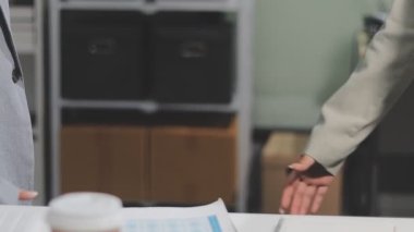 Yakın plan - iş ekibinin ofiste el sıkışması