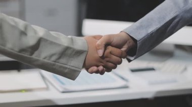 İş adamları bitirdikten sonra el sıkışıyor.