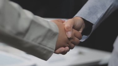 İki iş adamının el ele tutuşması.