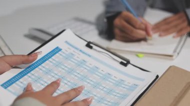 Ofiste çalışan iş adamları