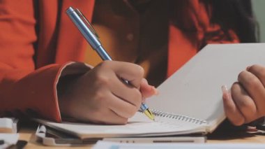 Not defterine notlar yazan kadın