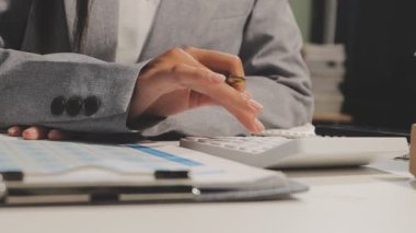 Ofiste çalışan takım elbiseli iş adamı, finans ve yatırım konsepti