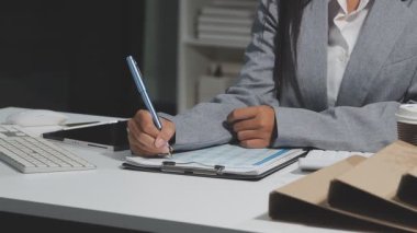 İş yerinde not ve defter yazan kadın.