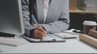 Ofiste çalışan iş adamı