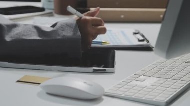 Bilgisayarda çalışan iş adamı