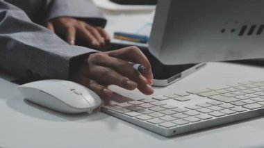 Bilgisayar faresi ile çalışan insan ellerinin görüntüsünü kapat