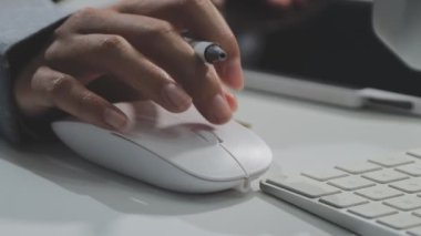 Dizüstü bilgisayarla çalışan iş kadını. İş adamları. modern ofis.