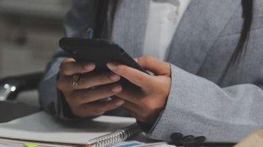 Ofiste akıllı telefon üzerinde çalışan bir iş adamı. Kapat - kapat.