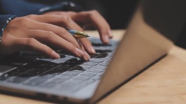 Dizüstü bilgisayarla çalışan bir iş adamı. ofis ve iş konsepti