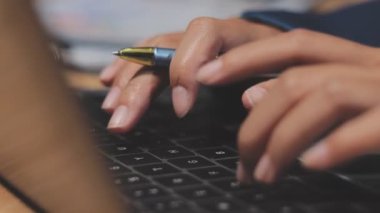 Klavyeye yazı yazan bir kadının ellerini kapat..