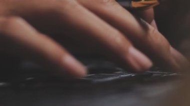 Dizüstü bilgisayarda Yazan Bir Adamın Yakın Çekimi.