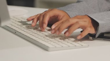 Dizüstü bilgisayar kullanan kadını kapat