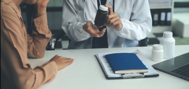 Doktor veya doktor tavsiye pills erkek hastaya tıbbi reçete