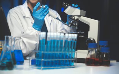 Bilimsel araştırmalar için bilimsel mikroskop kullanan profesyonel kimyager kadın laboratuvarı, mikrobiyoloji medikal ekipman teknolojisi ile çalışan kimya bilimcisi tıp biyolojisi deneyi için çalışan