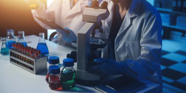 Bilimsel araştırmalar için bilimsel mikroskop kullanan profesyonel kimyager kadın laboratuvarı, mikrobiyoloji medikal ekipman teknolojisi ile çalışan kimya bilimcisi tıp biyolojisi deneyi için çalışan