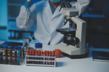 Bilimsel araştırmalar için bilimsel mikroskop kullanan profesyonel kimyager kadın laboratuvarı, mikrobiyoloji medikal ekipman teknolojisi ile çalışan kimya bilimcisi tıp biyolojisi deneyi için çalışan