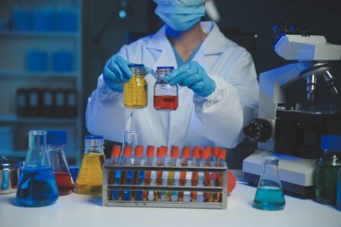 Bilimsel araştırmalar için bilimsel mikroskop kullanan profesyonel kimyager kadın laboratuvarı, mikrobiyoloji medikal ekipman teknolojisi ile çalışan kimya bilimcisi tıp biyolojisi deneyi için çalışan