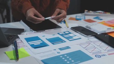 Ekonomik veriler ve rapor grafikleriyle beyin fırtınası yapıp tartışıyorlar. Takım çalışması çalışma konsepti.