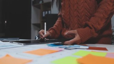 İş yerinde belgelerle ve laptopla çalışan kadın