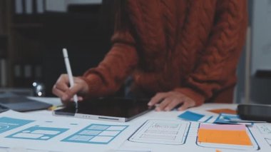 İş yerinde tablet bilgisayarla çalışan tasarımcı