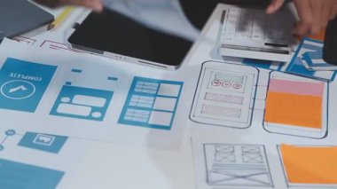 İşadamı ofiste tabletle çalışıyor.