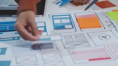 Grafiklerle çalışan tasarımcı