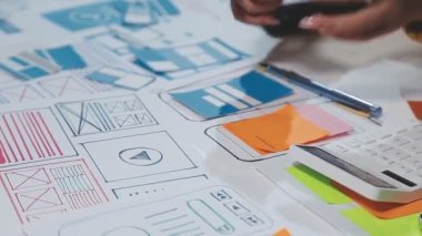 Tasarımcı yeni bir proje ve örneklerle çalışıyor