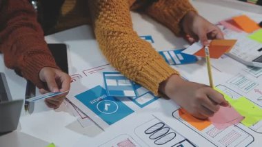 Genç iş tasarımcısı ofiste çalışıyor..