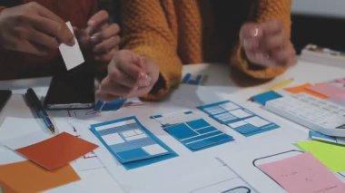 Yaratıcı tasarım projesi için cep telefonu ve dijital tablet kullanan tasarımcı