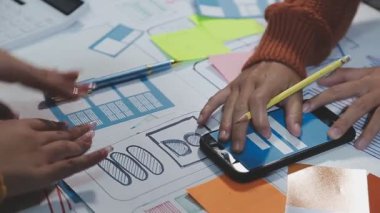Tasarımcı yeni projeyi tablet ve stylus ile tartışıyor