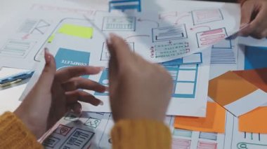 genç tasarımcı yeni projeyle çalışıyor