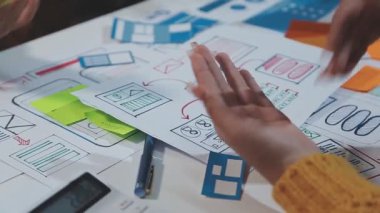 İş ekibi ofiste toplantı yapıyor.